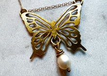 Load image into Gallery viewer, Pearl Monarch Necklace
