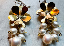 Load image into Gallery viewer, Pearl Flower Bomb Earrings
