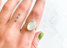 Load image into Gallery viewer, Mother Of Pearl Ring - Sz. 8
